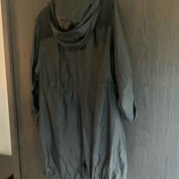 Eli Tahari Lightweight Rain Coat - Picture 5 of 8